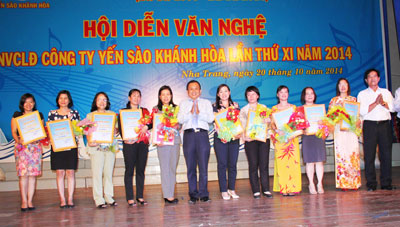 L&atilde;nh đạo C&ocirc;ng ty Yến s&agrave;o Kh&aacute;nh H&ograve;a trao thưởng danh hiệu &ldquo;V&igrave; sự ph&aacute;t triển Yến s&agrave;o Kh&aacute;nh H&ograve;a&rdquo;.